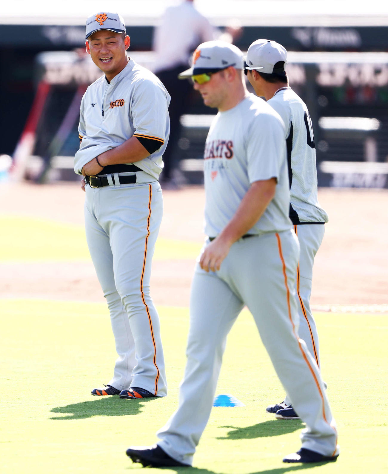 広島対巨人　試合前、笑顔を見せる巨人中田（左）（撮影・河田真司）