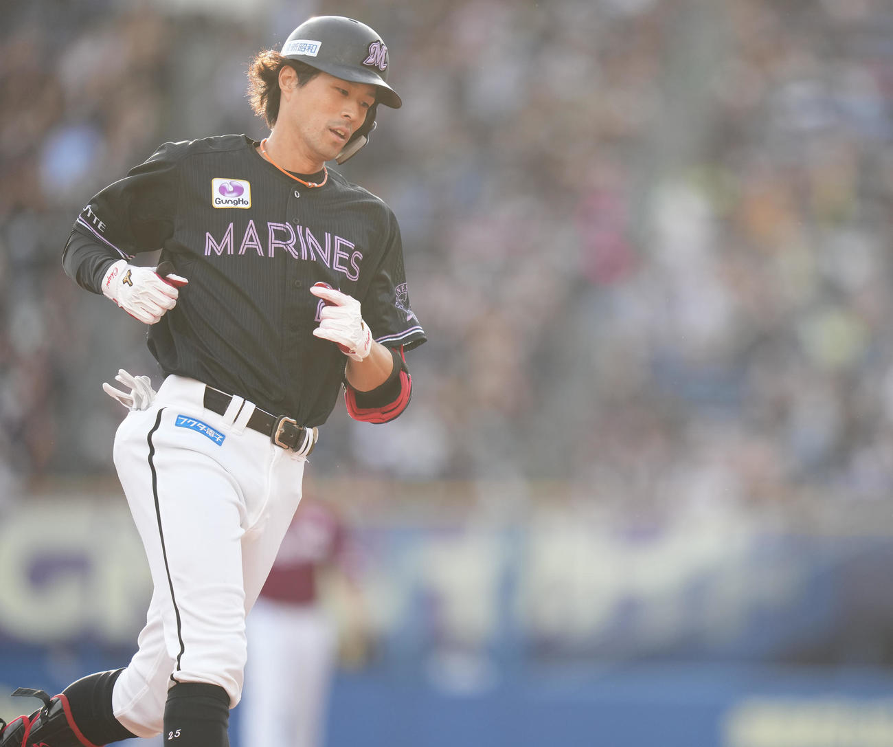 ロッテ対楽天　3回裏ロッテ2死、左中間にソロ本塁打を放った岡はダイヤモンドをまわる（撮影・鈴木みどり）