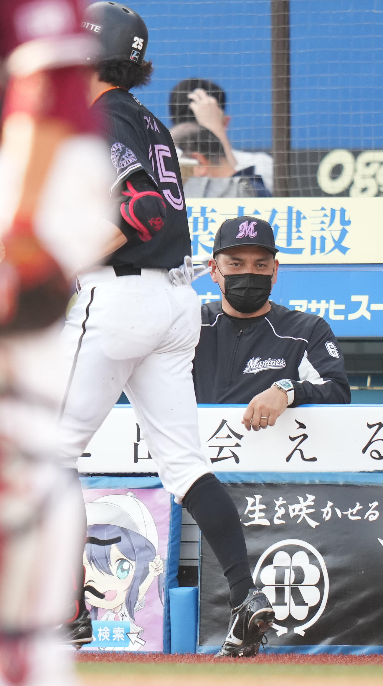ロッテ対楽天　3回裏ロッテ2死、左中間にソロ本塁打を放った岡を迎える井口監督（撮影・鈴木みどり）