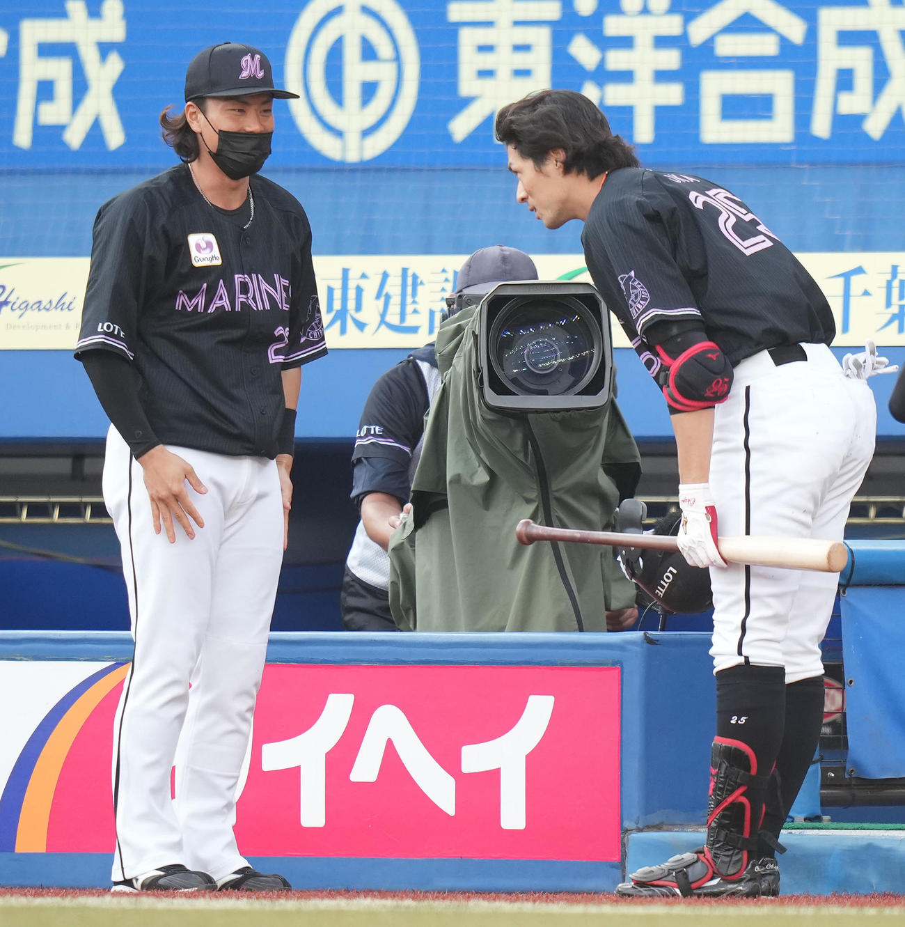 ロッテ対楽天　3回裏ロッテ2死、左中間にソロ本塁打を放った岡（右）は三木からバットを受け取り一礼（撮影・鈴木みどり）