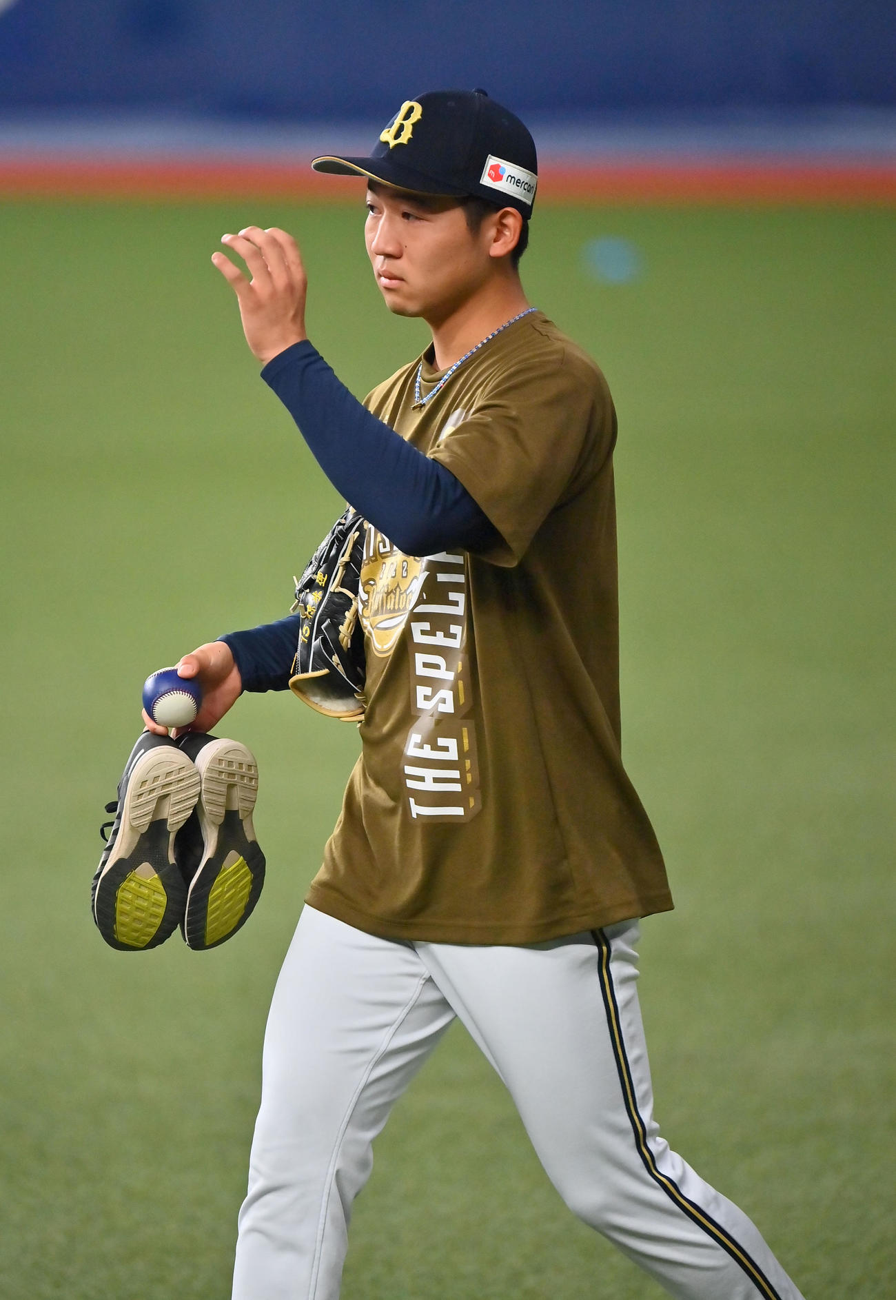 浮かない表情でグラウンドを後にするオリックス椋木（撮影・和賀正仁）