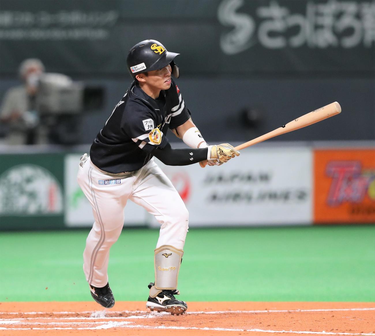 日本ハム対ソフトバンク　7回表ソフトバンク1死二、三塁、右越え2点適時二塁打を放つ野村勇（撮影・黒川智章）