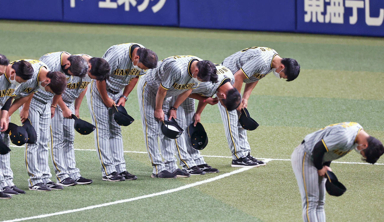 バンテリンドーム最終戦を終えファンにあいさつをする矢野燿大監督（右から2人目）とナイン（撮影・上田博志）