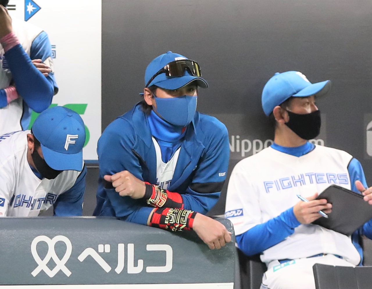 日本ハム対ソフトバンク　渋い表情で試合を見つめる新庄監督（撮影・黒川智章）