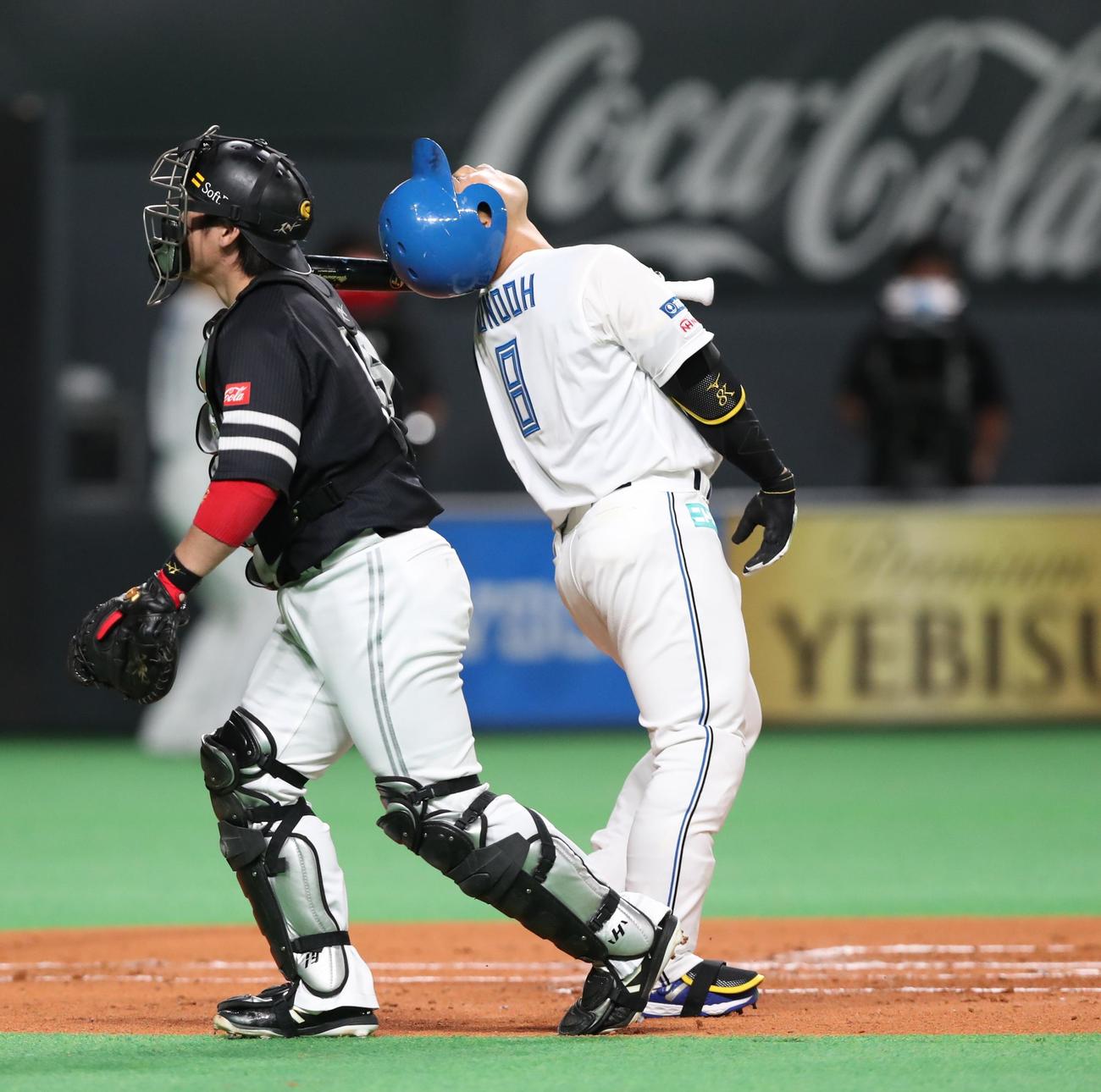 日本ハム対ソフトバンク　1回裏日本ハム2死、三振しのけぞる近藤（撮影・黒川智章）
