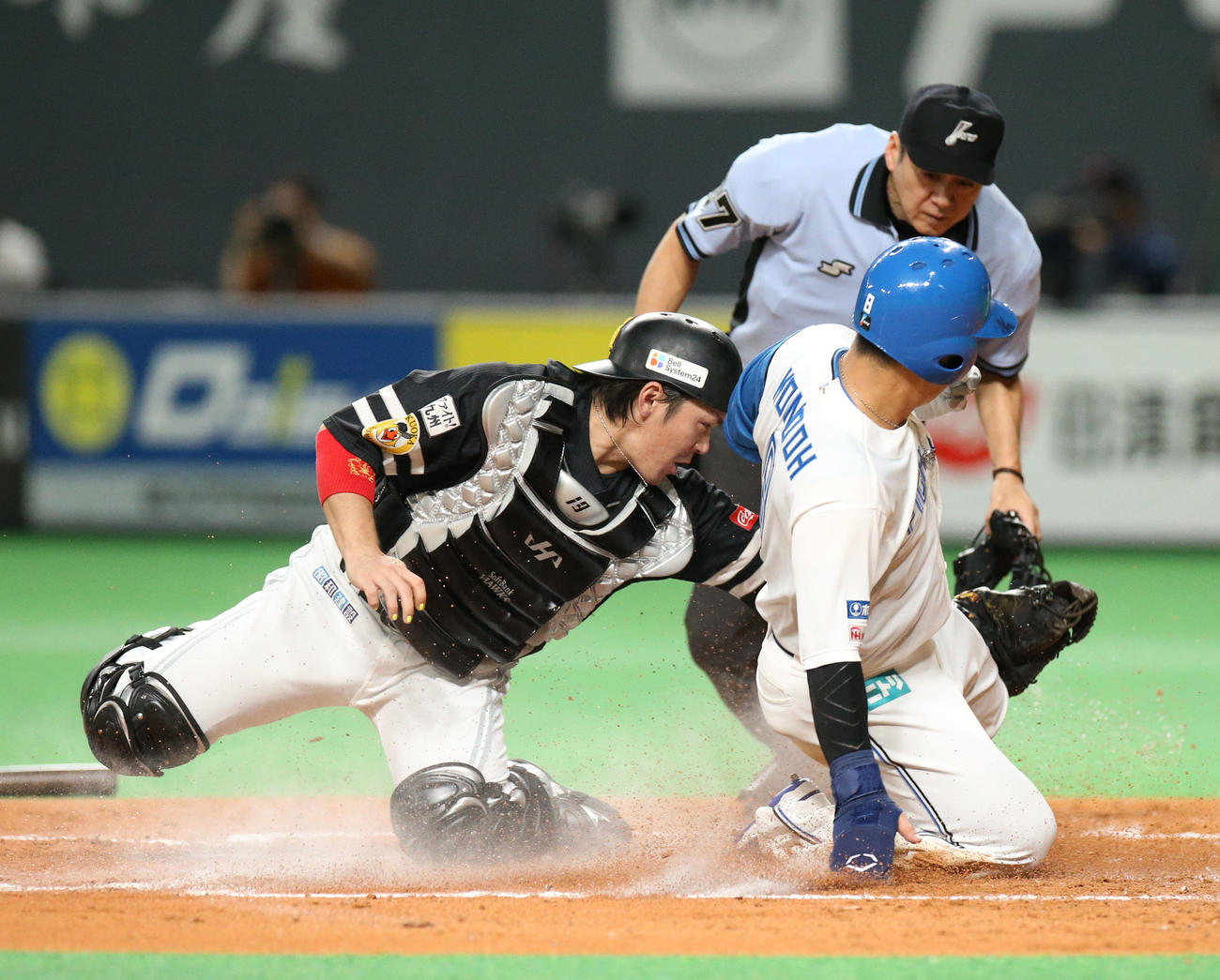 日本ハム対ソフトバンク　4回裏日本ハム1死二塁、古川裕の中前打で近藤を本塁で補殺する正木。捕手甲斐（撮影・佐藤翔太）