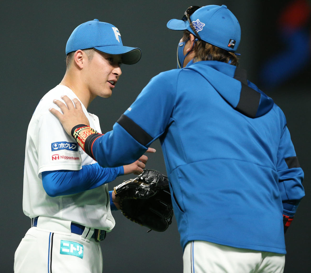 日本ハム対ソフトバンク　ベンチに戻る吉田（左）は新庄監督に声をかけられる（撮影・佐藤翔太）