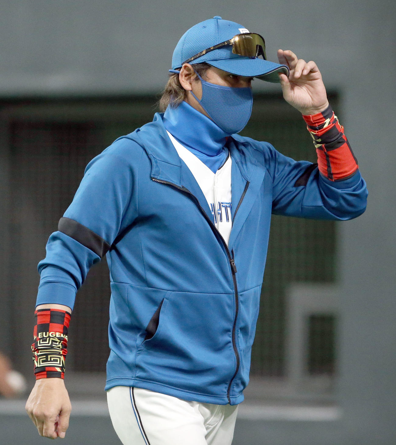 日本ハム対ソフトバンク　選手交代を告げベンチに戻る新庄監督（撮影・佐藤翔太）