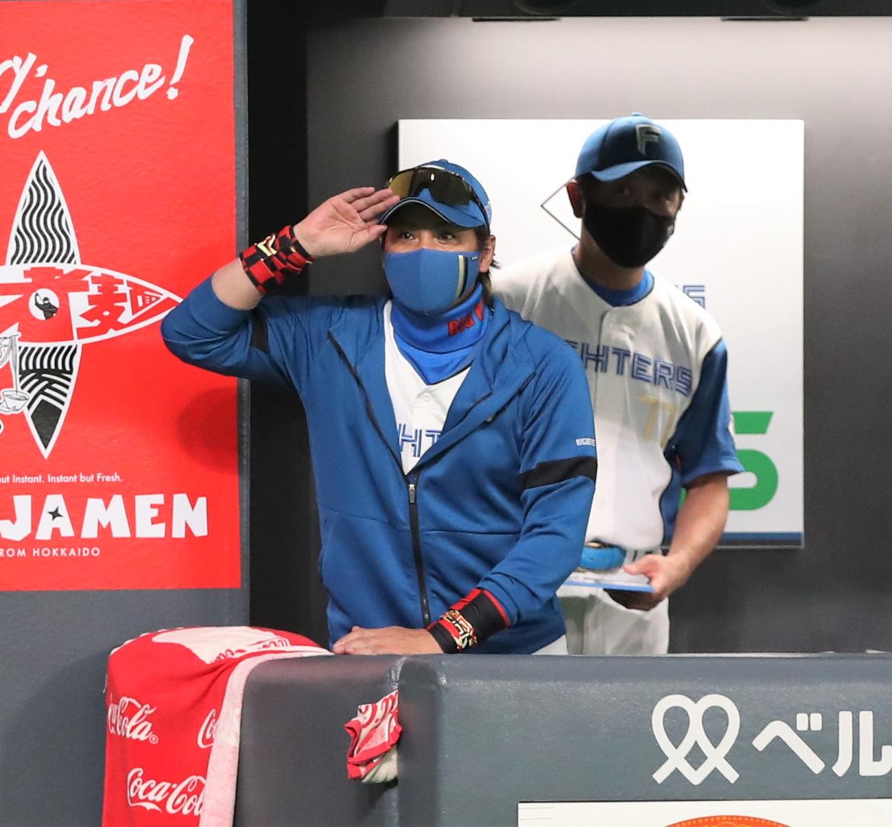 日本ハム対ソフトバンク　試合後、ソフトバンクのベンチに向かって敬礼する新庄監督（撮影・黒川智章）