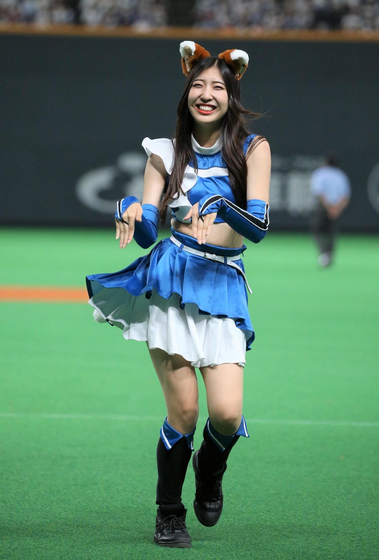 日本ハム対ソフトバンク　「きつねダンス」を踊るファイターズガール（撮影・黒川智章）