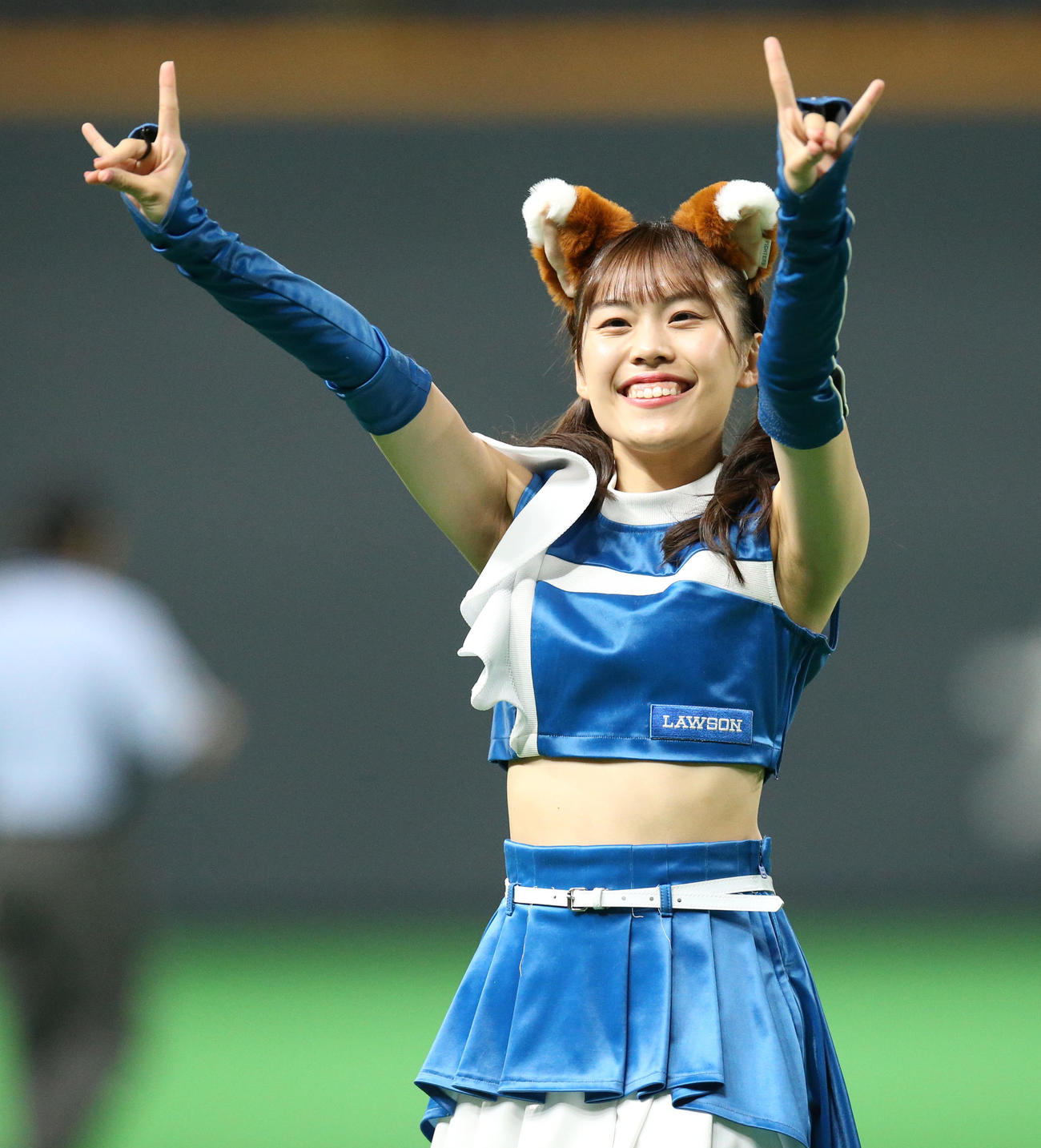 日本ハム対ソフトバンク　「きつねダンス」を踊るファイターズガール（撮影・佐藤翔太）