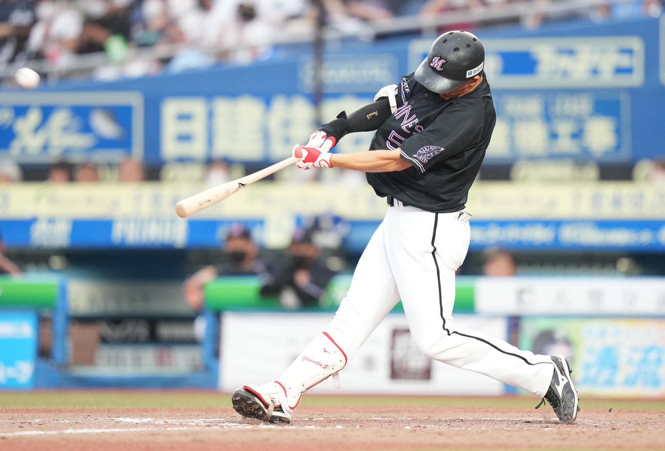 ロッテ対楽天　5回裏ロッテ1死二塁、右越え2点本塁打を放つ安田（撮影・鈴木みどり）