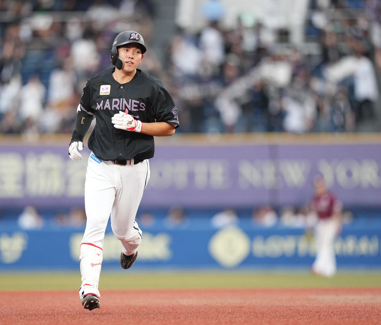 ロッテ対楽天　5回裏ロッテ1死二塁、右越え2点本塁打を放ちダイヤモンドをまわる安田（撮影・鈴木みどり）