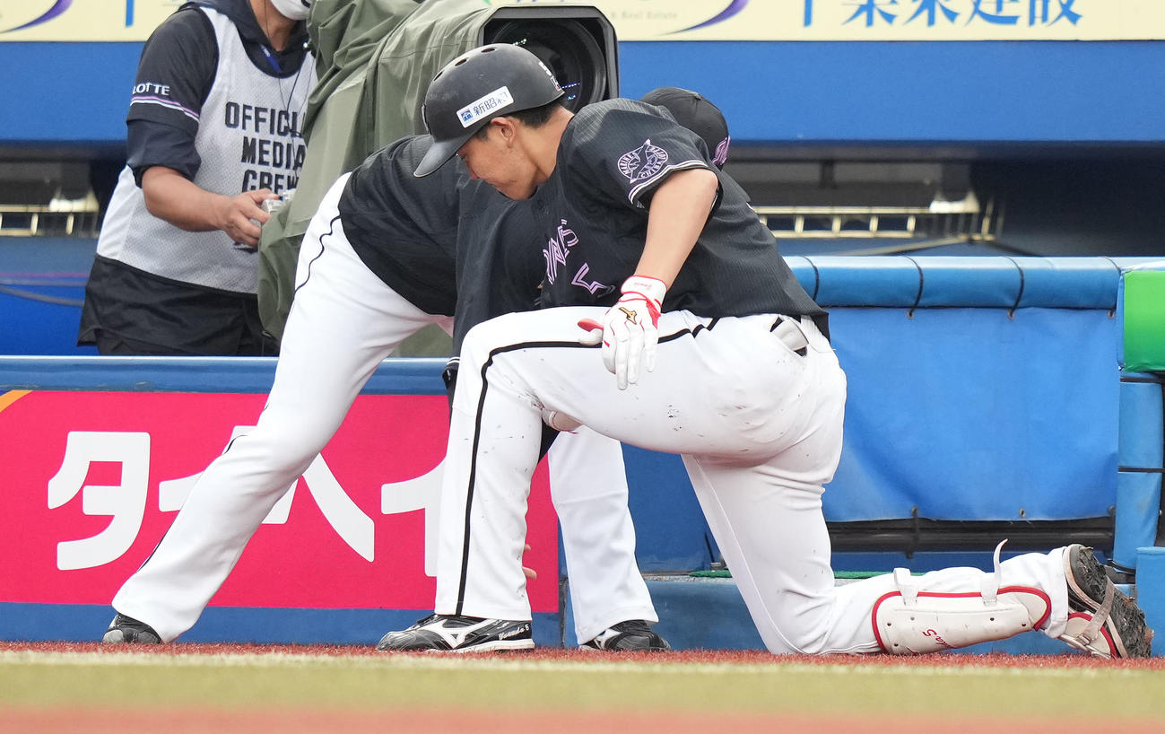 ロッテ対楽天　5回裏ロッテ1死二塁、右越え2点本塁打を放った安田は三木とロータッチ（撮影・鈴木みどり）