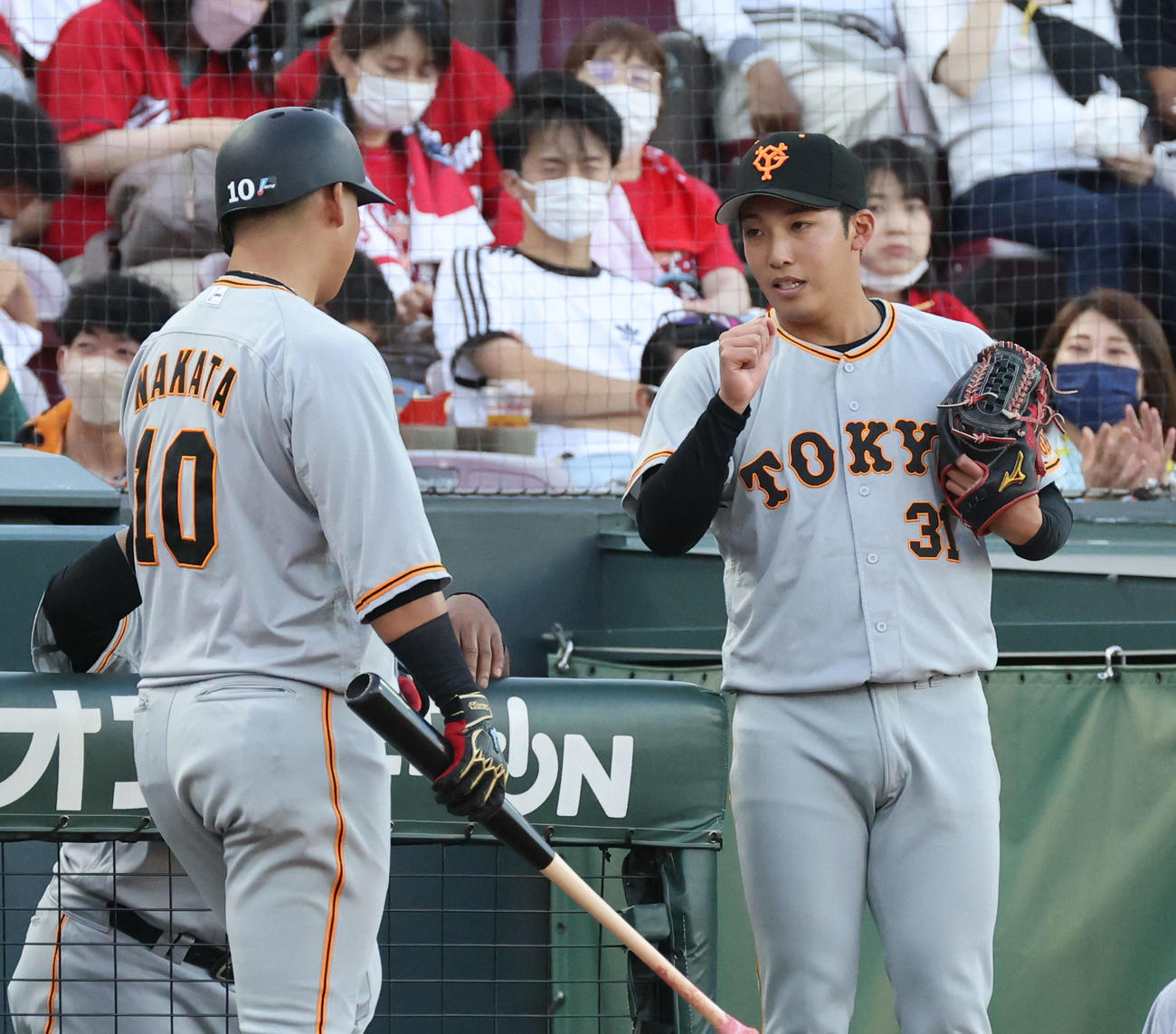 広島対巨人　1回表巨人1死一、三塁、先制中犠飛の中田を迎える赤星（右）（撮影・加藤孝規）
