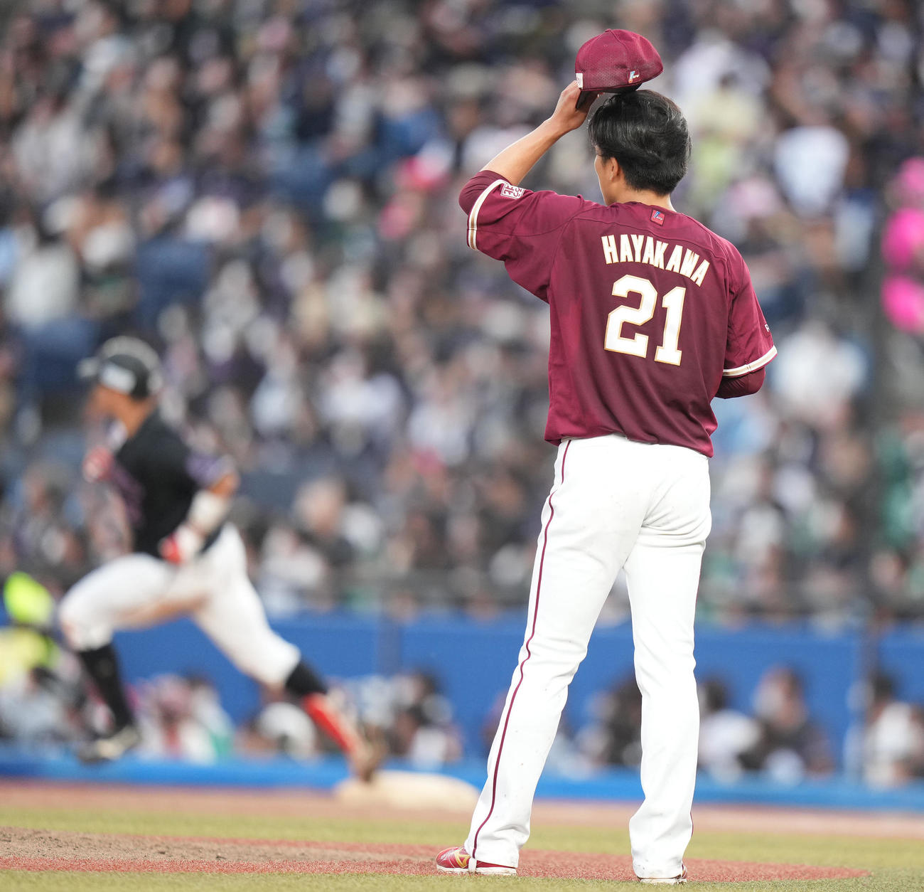 ロッテ対楽天　5回裏ロッテ2死、佐藤都に右越えソロ本塁打を浴びる早川（撮影・鈴木みどり）