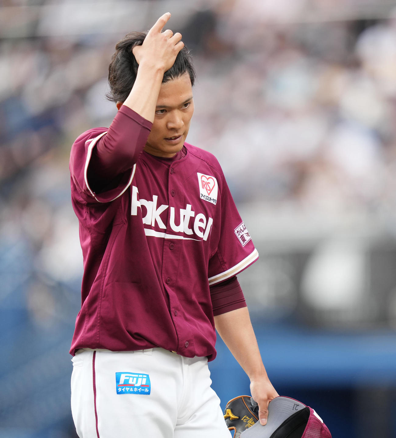 ロッテ対楽天　1回裏に3点を失い、髪をかきあげながらベンチへ戻る楽天早川（撮影・鈴木みどり）