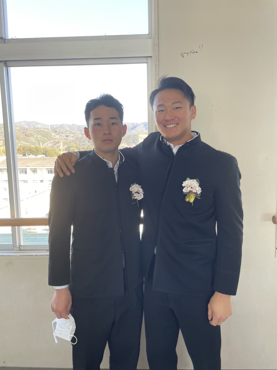 2月1日、高知高の卒業式で記念撮影する阪神森木（右）と吉岡七斗さん（吉岡七斗さん提供）