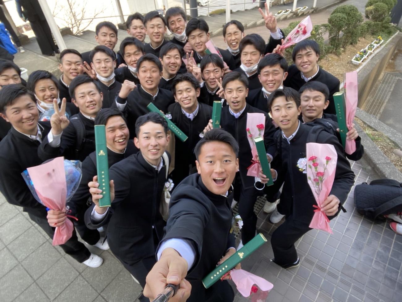 2月1日、阪神森木（手前）は高知高の卒業式を終え、野球部の仲間と記念撮影する（吉岡七斗さん提供）