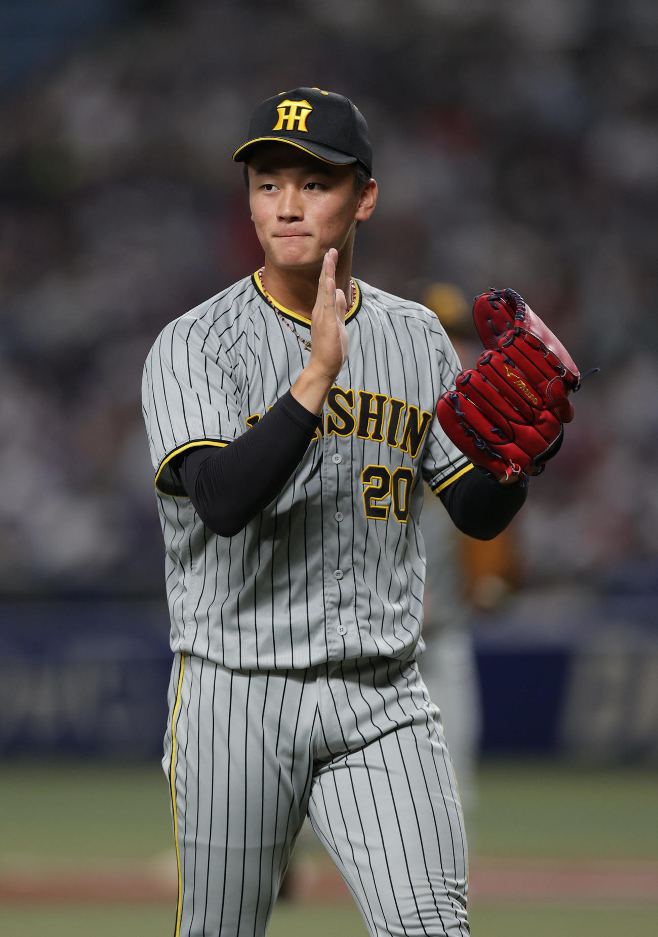 中日対阪神　4回裏中日2死、阿部を空振り三振に仕留め、グラブをたたいてベンチへ戻る森木（撮影・前田充）