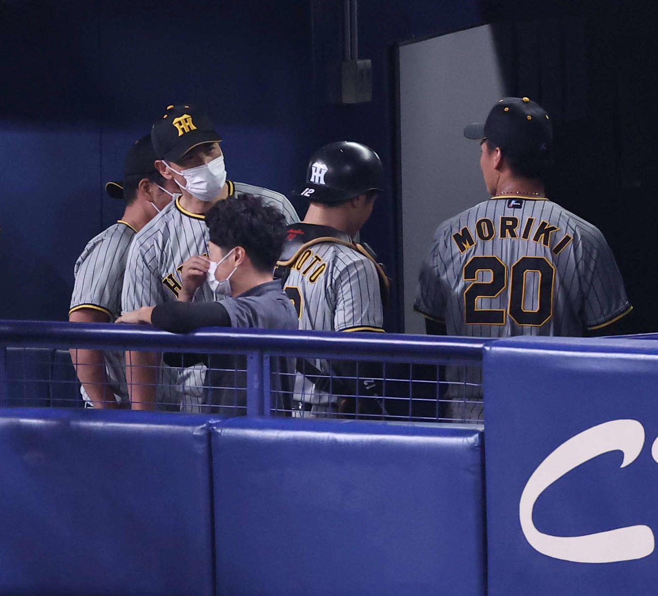 中日対阪神　矢野監督（左）は先発森木（右）に声を掛ける（撮影・上田博志）