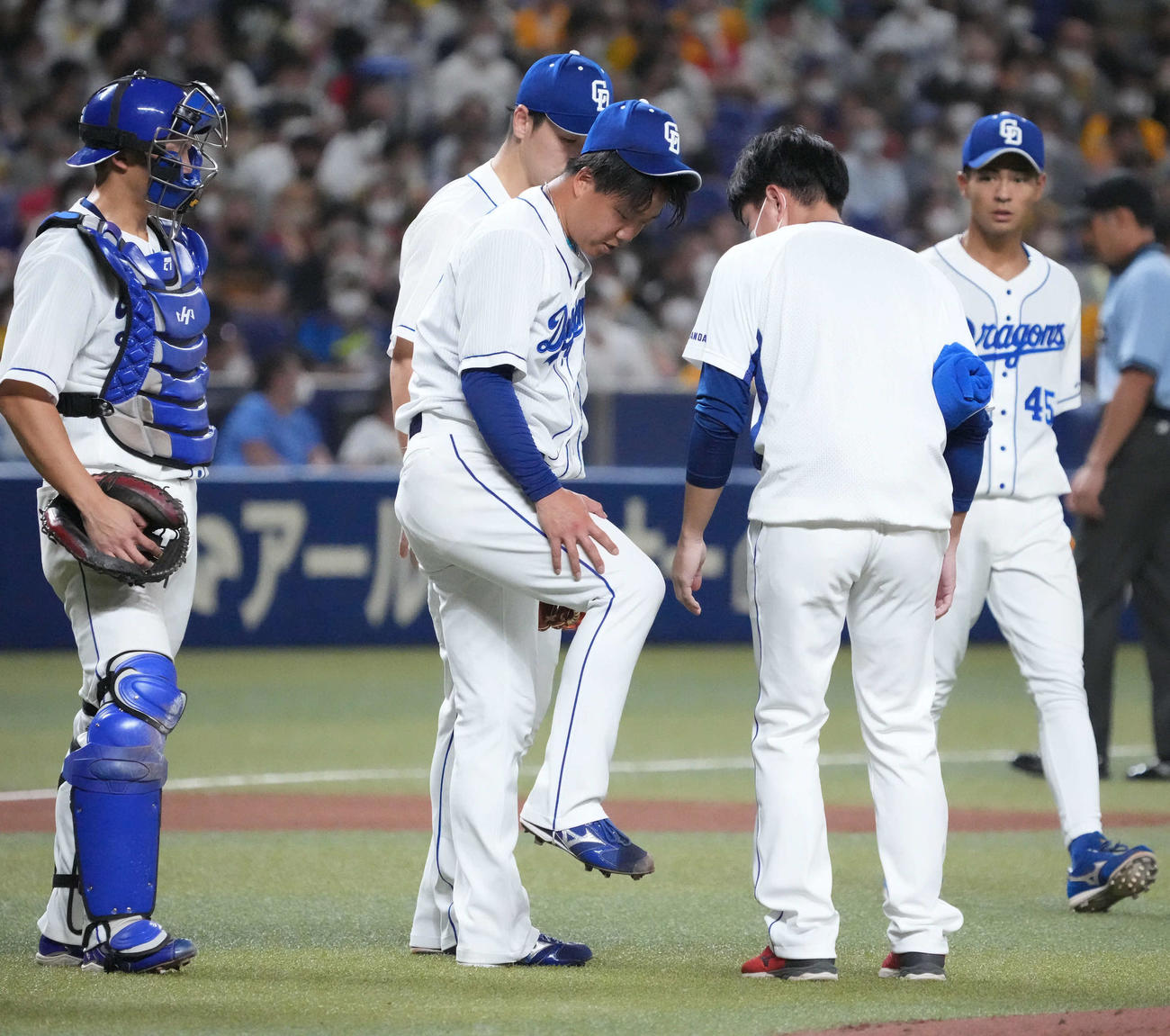 中日対阪神　4回表阪神無死一塁、大山の打球を右足に受けた柳（中央）（撮影・森本幸一）