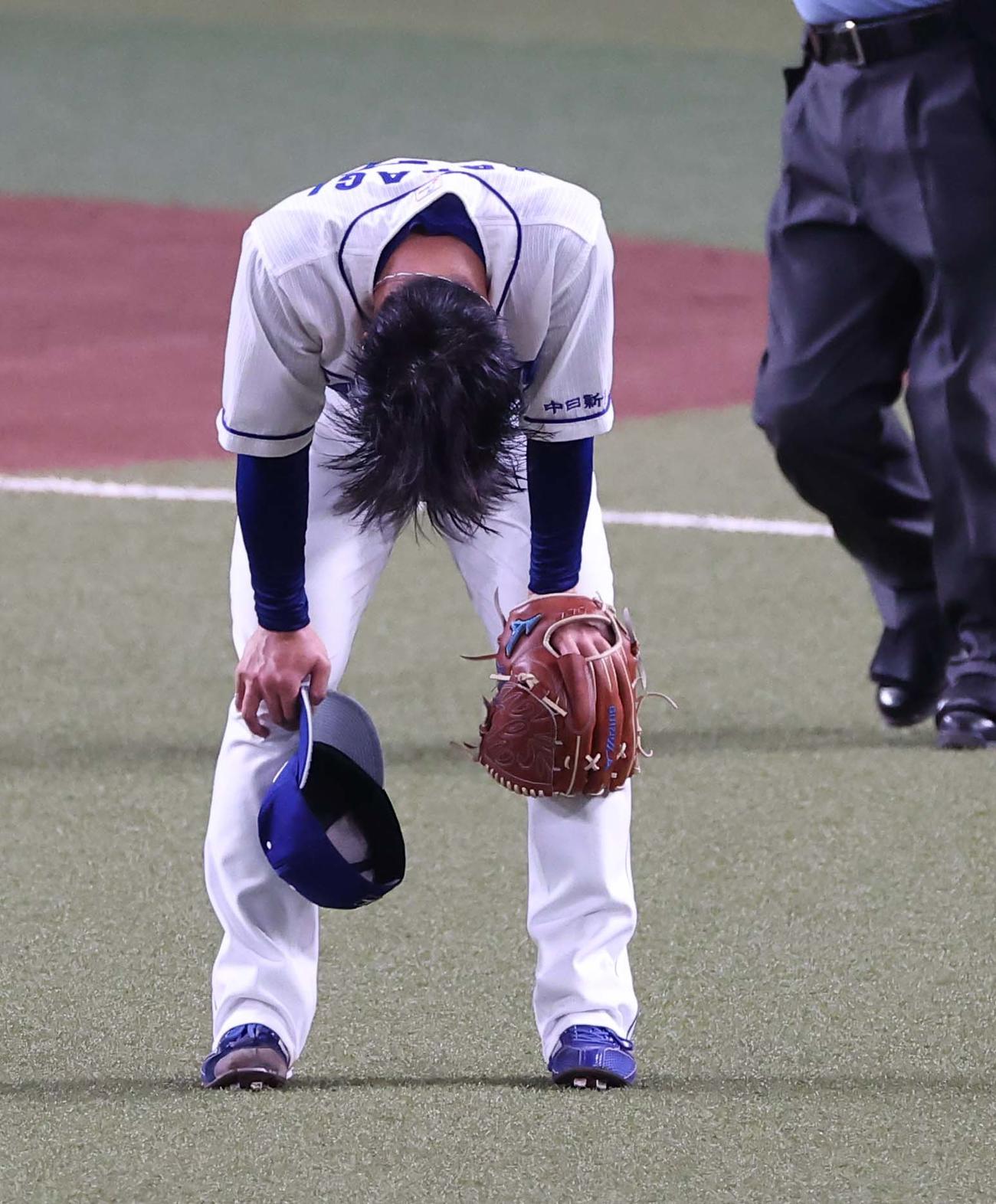 中日対阪神　4回表阪神無死一塁、大山の打球を足に受けた柳は痛みをこらえる（撮影・上田博志）