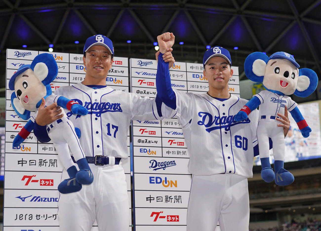 中日対阪神　お立ち台でポーズを決める柳（左）と岡林（撮影・森本幸一）