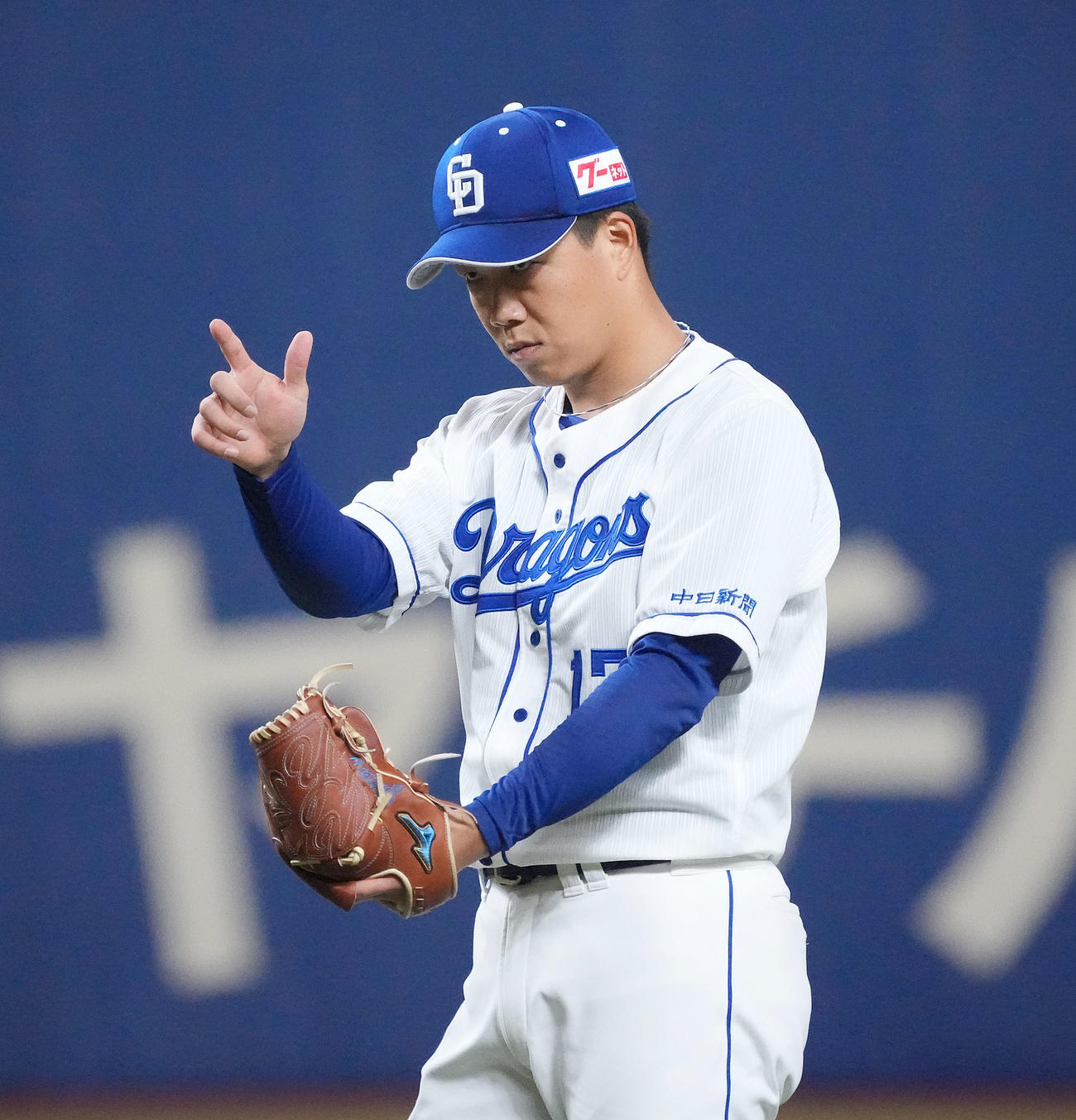 中日対阪神　6回表阪神無死一塁、大山を遊ゴロ併殺打に打ち取り野手に合図をする柳（撮影・森本幸一）