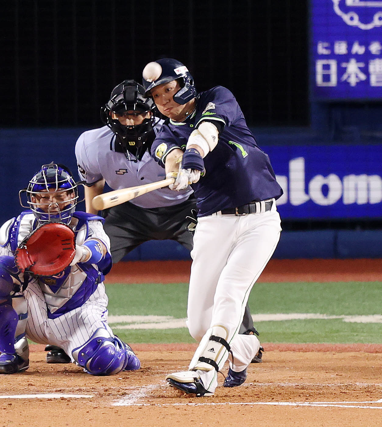 DeNA対ヤクルト　3回表ヤクルト1死、山田は左越えソロ本塁打を放つ（撮影・鈴木正人）