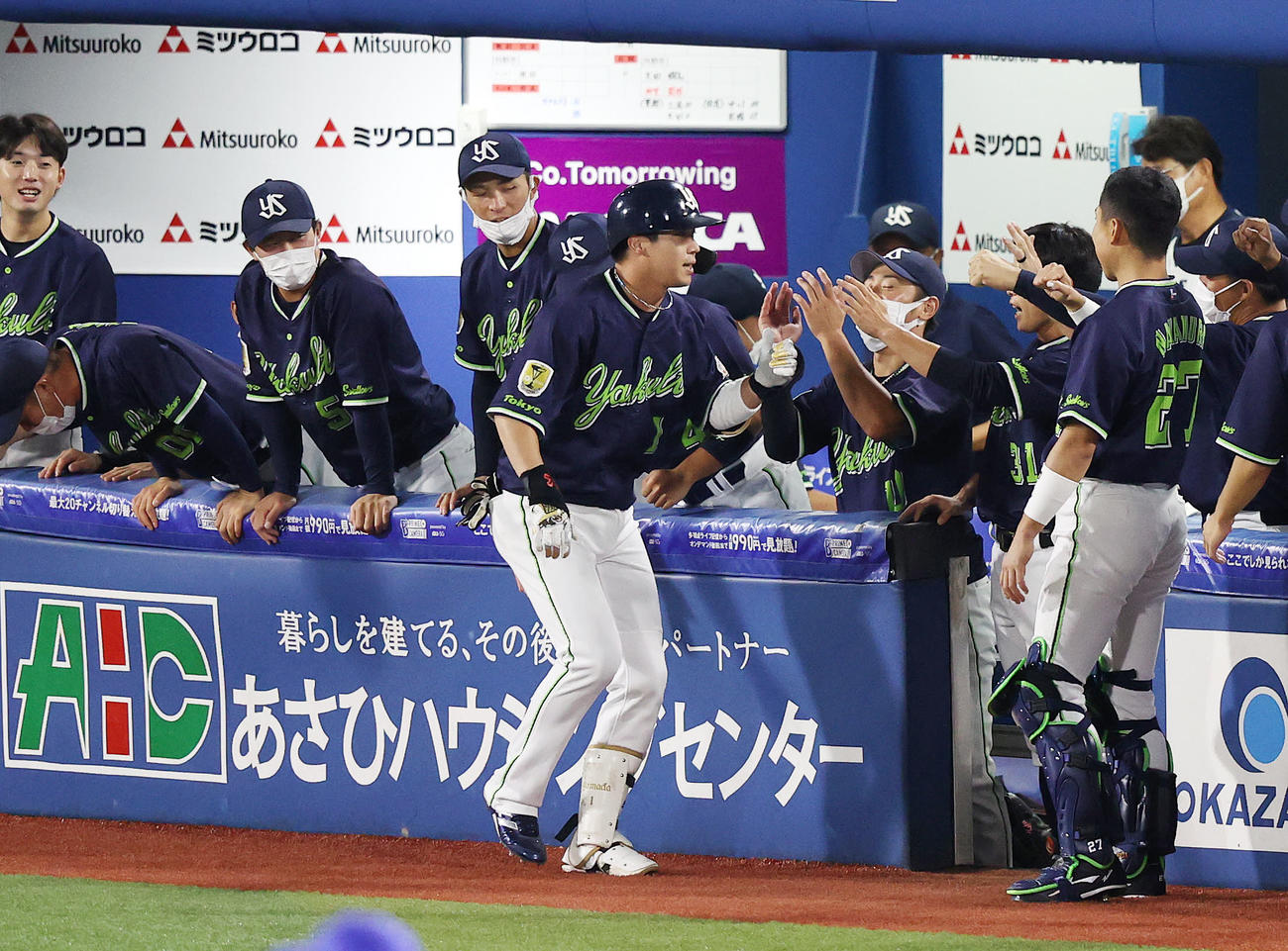 DeNA対ヤクルト　3回表ヤクルト1死、山田（中央）は左越えソロ本塁打を放ちベンチ前で喜ぶ（撮影・鈴木正人）