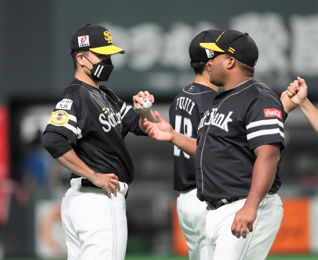 日本ハム対ソフトバンク　試合後、デスパイネからウイニングボールを受け取る千賀（撮影・黒川智章）