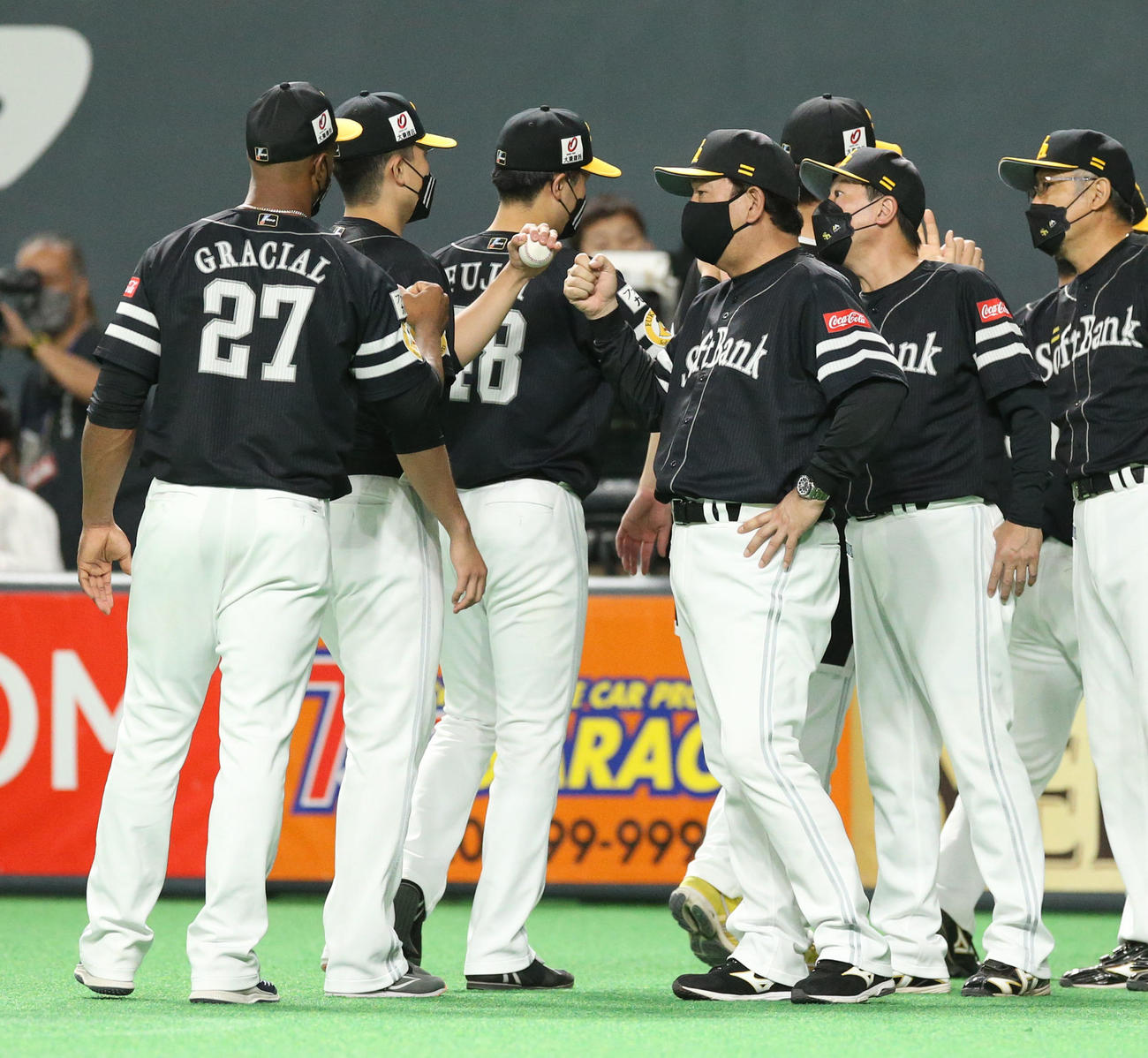 日本ハム対ソフトバンク　試合終了後、千賀（左から2人目）を出迎える藤本監督（撮影・佐藤翔太）