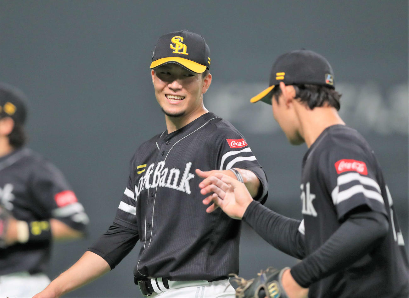 日本ハム対ソフトバンク　4回裏日本ハムの攻撃を封じた千賀（左）は正木を笑顔で出迎える（撮影・黒川智章）