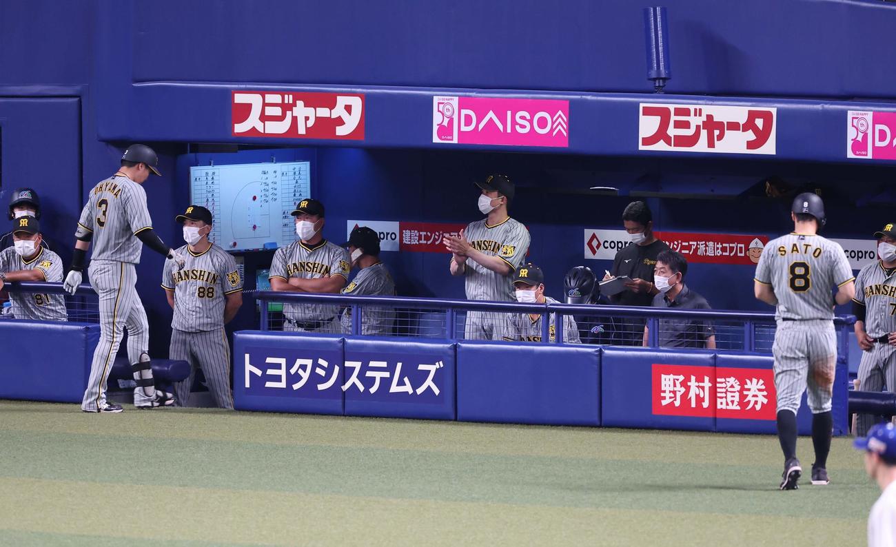 中日対阪神　6回表阪神無死一塁、大山（左から2人目）は遊撃併殺打に倒れベンチに引き揚げる。右は佐藤輝（撮影・上田博志）