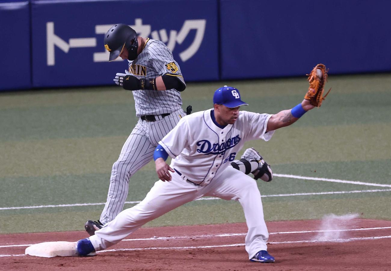 中日対阪神　6回表阪神無死一塁、大山は遊撃併殺打に倒れる（撮影・上田博志）