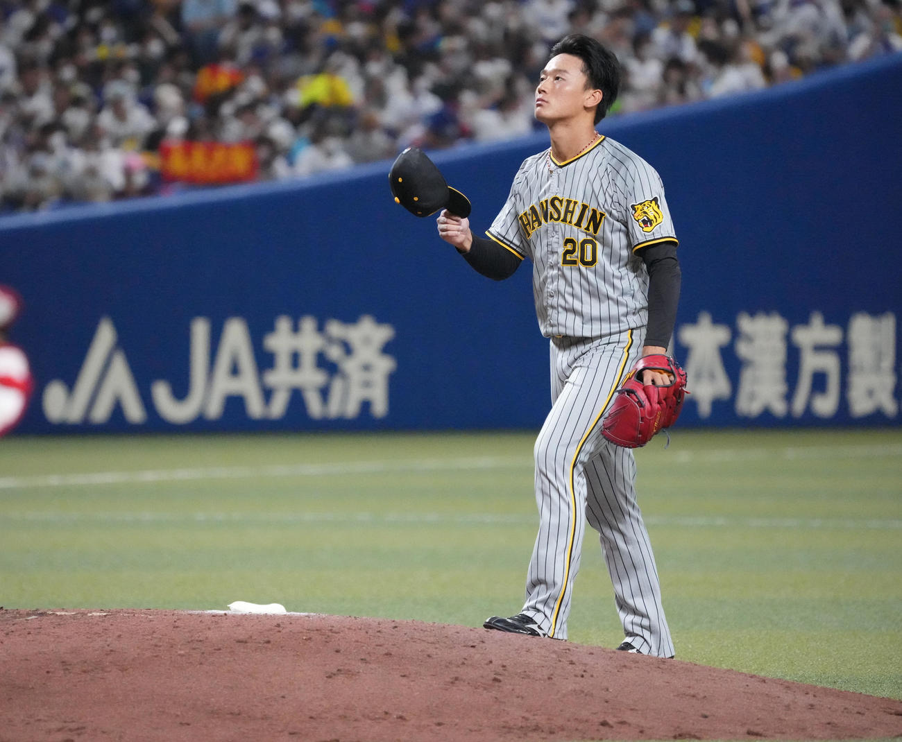 中日対阪神　6回裏中日2死二塁、マウンドで帽子を取り汗を拭く森木（撮影・森本幸一）