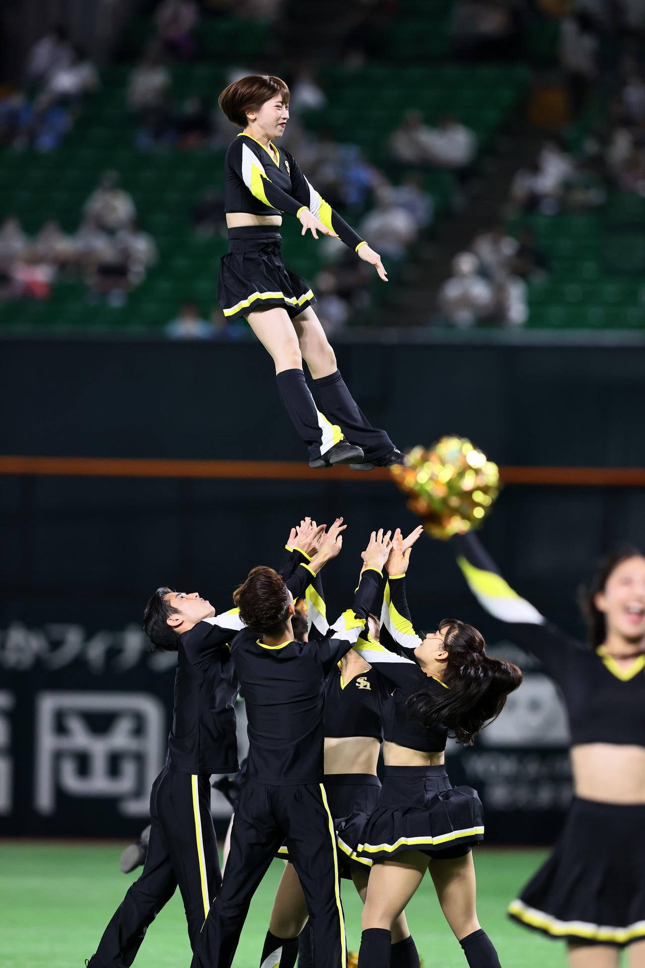 球場を盛り上げるハニーズ