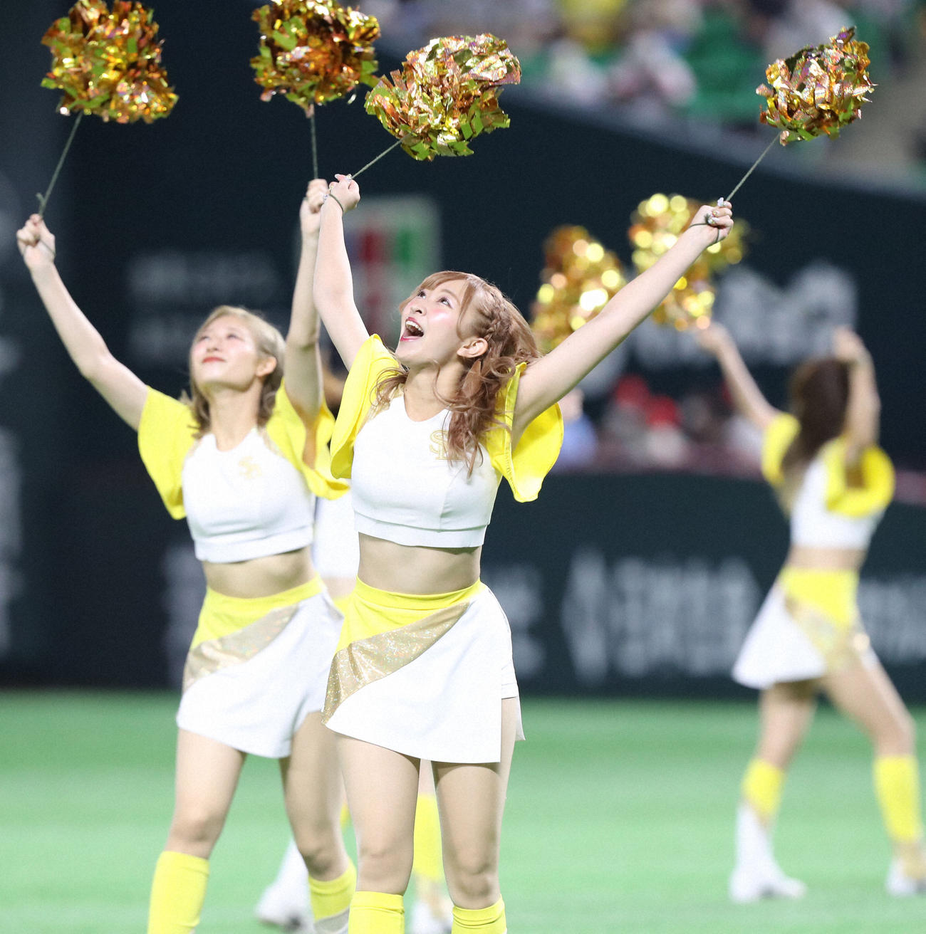 球場を盛り上げるハニーズ
