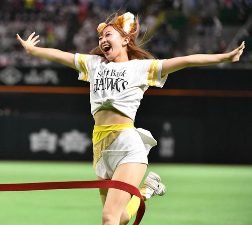 ホットドッグレースで、きつねダンスの耳をつけたハニーズが１着でゴール