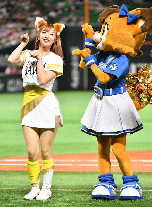 きつねダンスをするハニーズ（左）とポリーポラリス