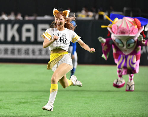 ホットドッグレースで、きつねダンスの耳をつけたハニーズが１着でゴール