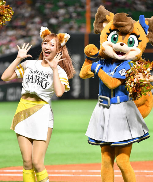 きつねダンスをするハニーズ（左）とポリーポラリス