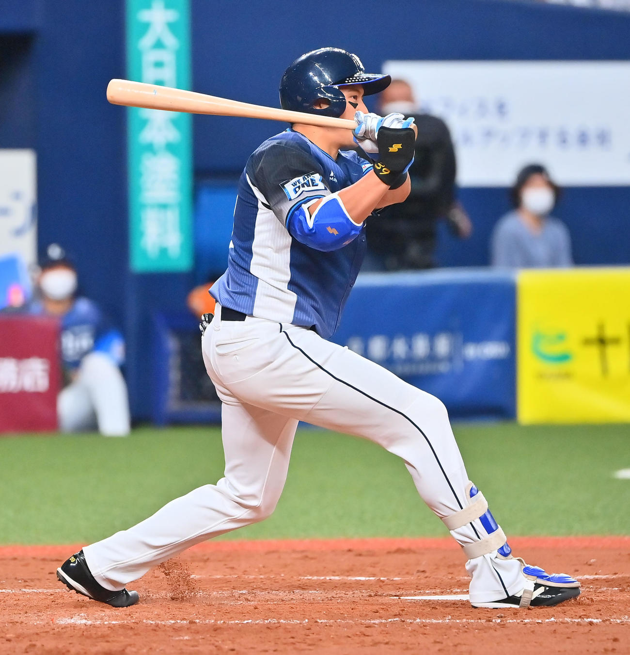 オリックス対西武　4回表西武無死満塁、右前適時打を呉念庭（撮影・和賀正仁）