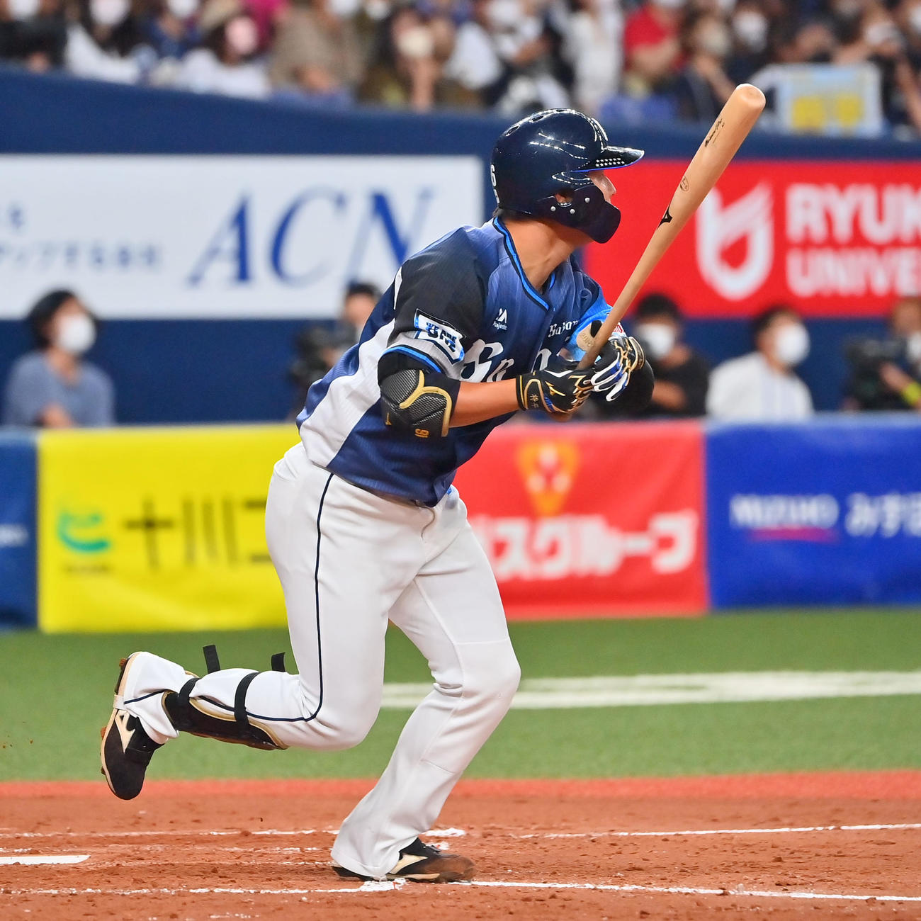 オリックス対西武　5回表西武1死満塁、左犠飛を放つ鈴木（撮影・和賀正仁）