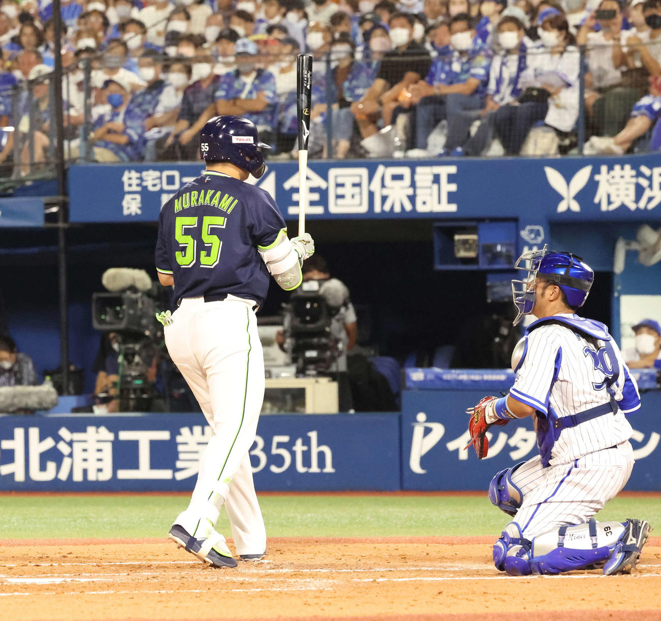DeNA対ヤクルト　3回表ヤクルト1死、村上は四球を選ぶ。捕手嶺井（撮影・丹羽敏通）