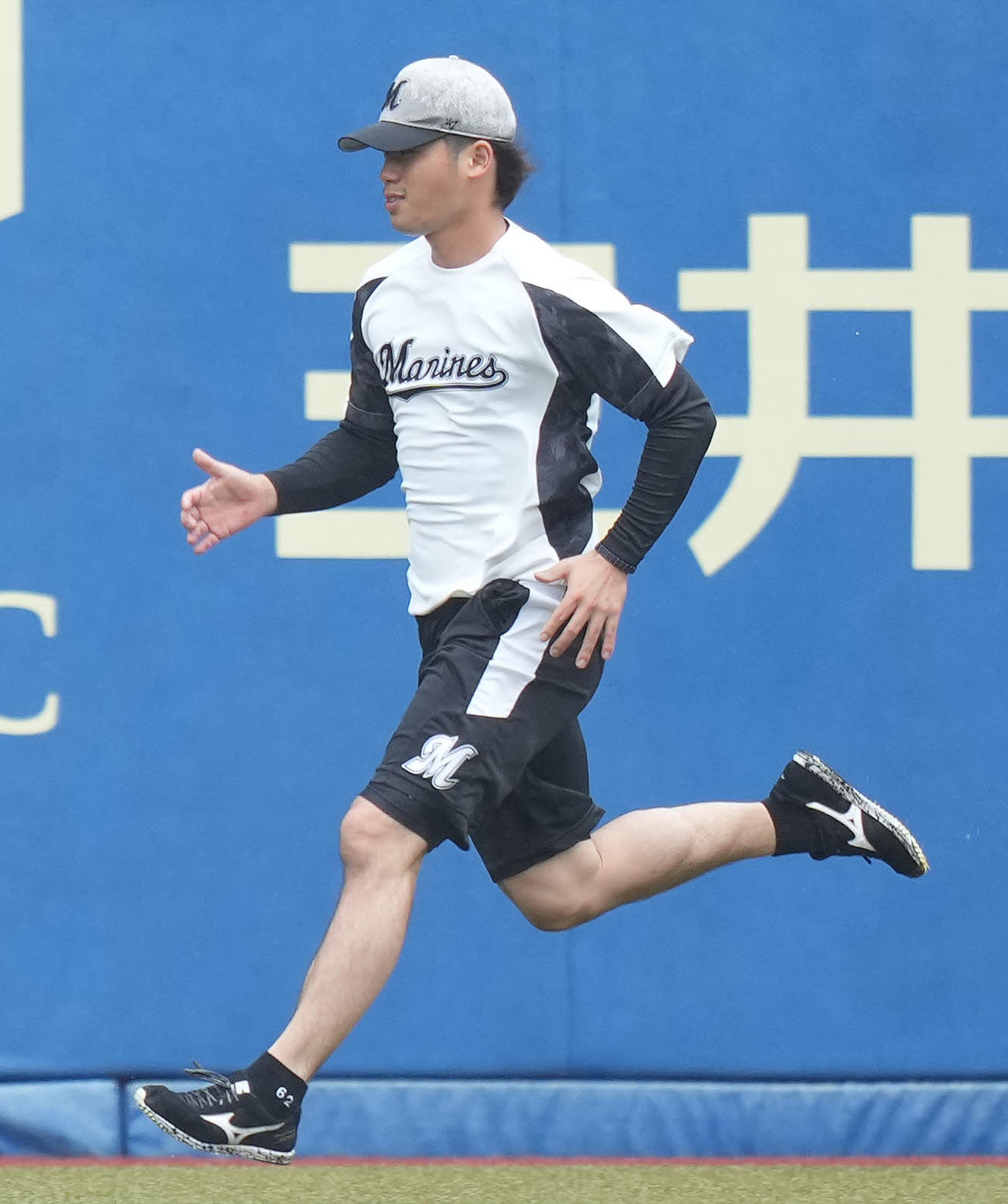 ロッテ対楽天　試合前練習で汗を流すロッテ森（撮影・鈴木みどり）