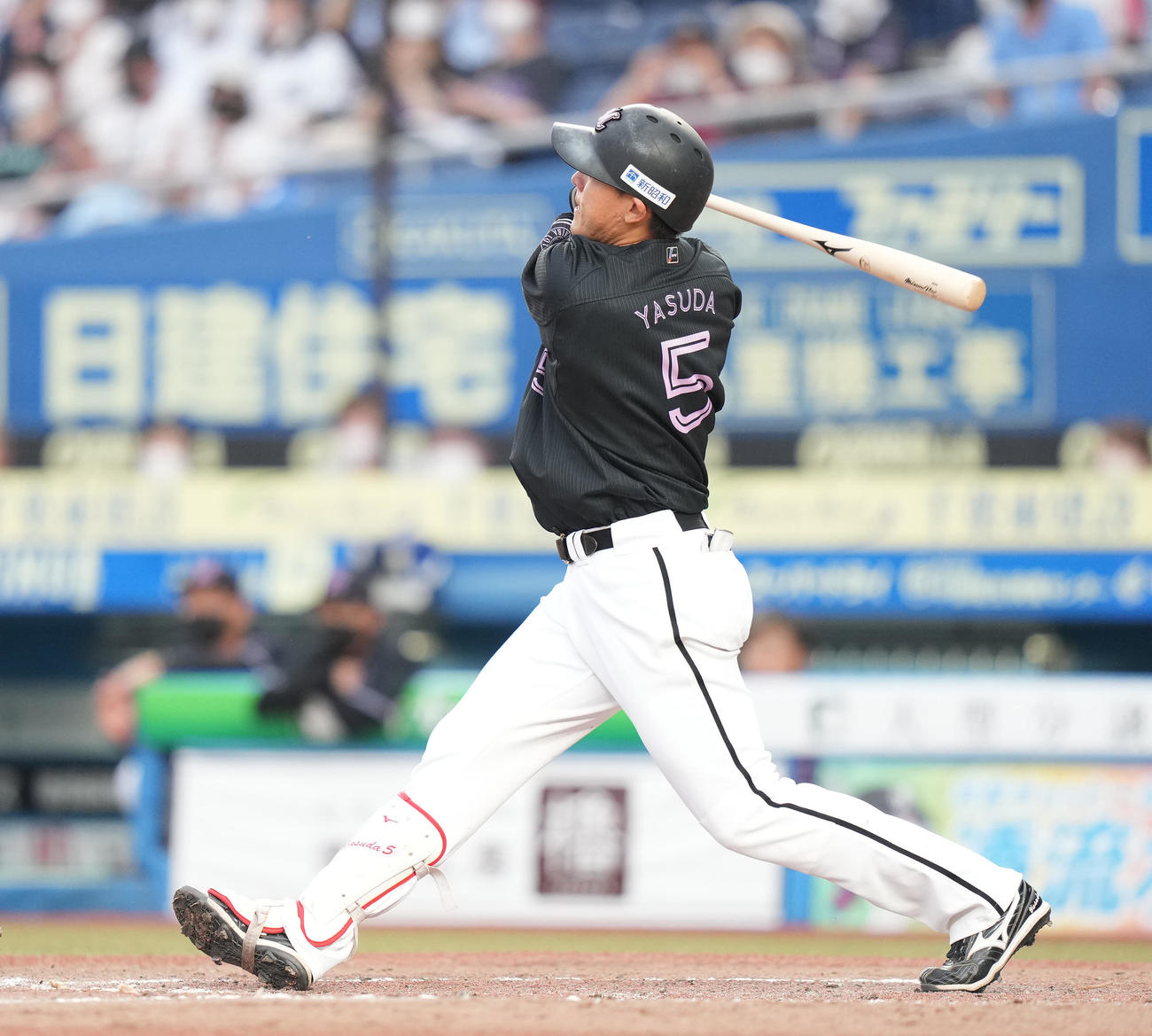 ロッテ対楽天　5回裏ロッテ1死二塁、右越え2点本塁打を放つ安田（撮影・鈴木みどり）
