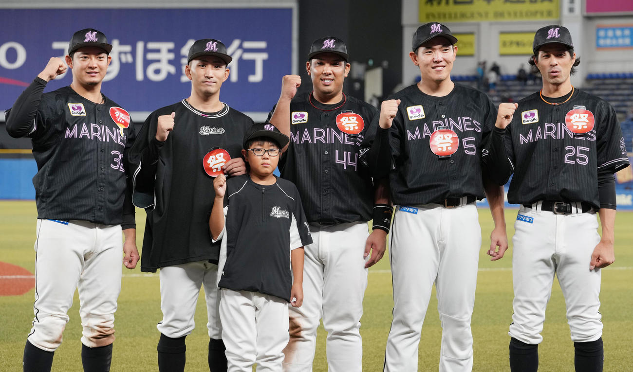 ロッテ対楽天　ヒーローインタビュー後、宇都宮幹汰くん（下）と記念撮影する、左からロッテ佐藤都、小島、井上、安田、岡（撮影・鈴木みどり）