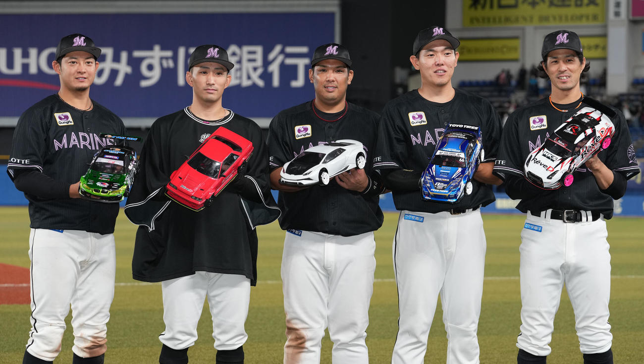ロッテ対楽天　ヒーローインタビュー後、車を手に記念撮影する、左からロッテ佐藤都、小島、井上、安田、岡（撮影・鈴木みどり）